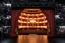 Hinter dem Vorhang, Foto: Christian POGO Zach